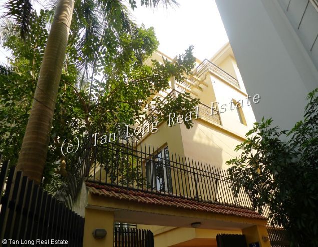 Lakeview 5 bedroom villa with modern design in Dang Thai Mai street for rent 1