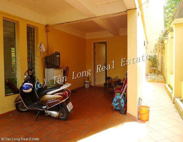 Lakeview 5 bedroom villa with modern design in Dang Thai Mai street for rent 2