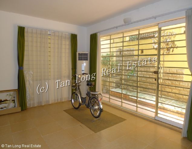 Lakeview 5 bedroom villa with modern design in Dang Thai Mai street for rent 4