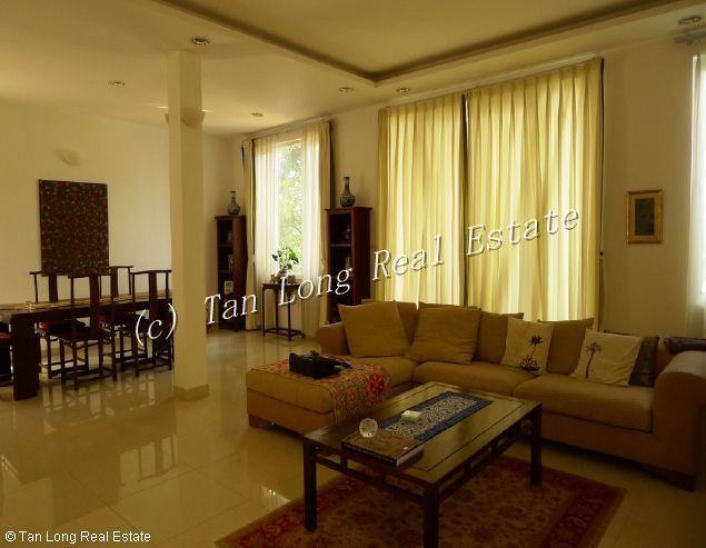 Lakeview 5 bedroom villa with modern design in Dang Thai Mai street for rent 1