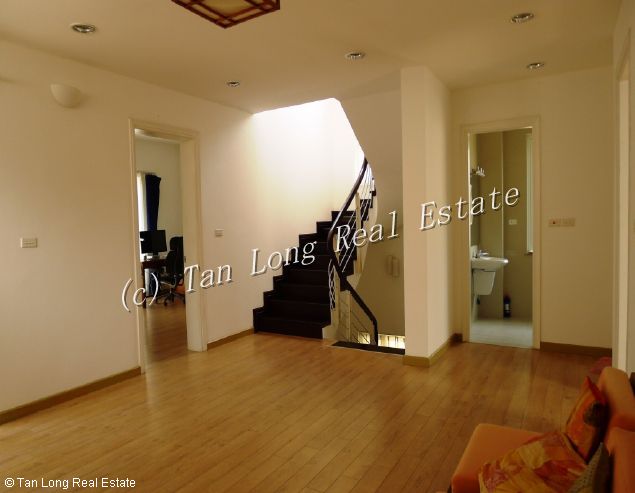 Lakeview 5 bedroom villa with modern design in Dang Thai Mai street for rent 1
