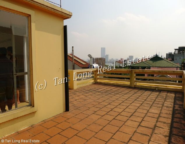 Lakeview 5 bedroom villa with modern design in Dang Thai Mai street for rent 2