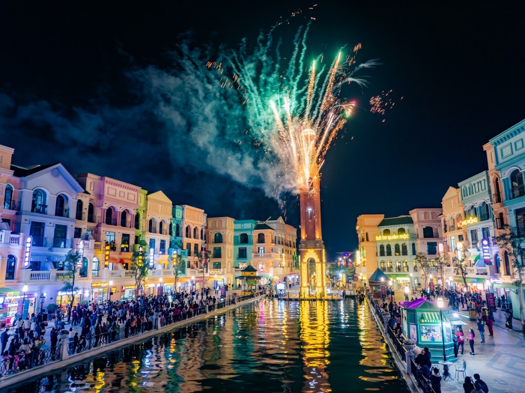 fireworks at Mega Grand World Vinhomes Ocean Park 3