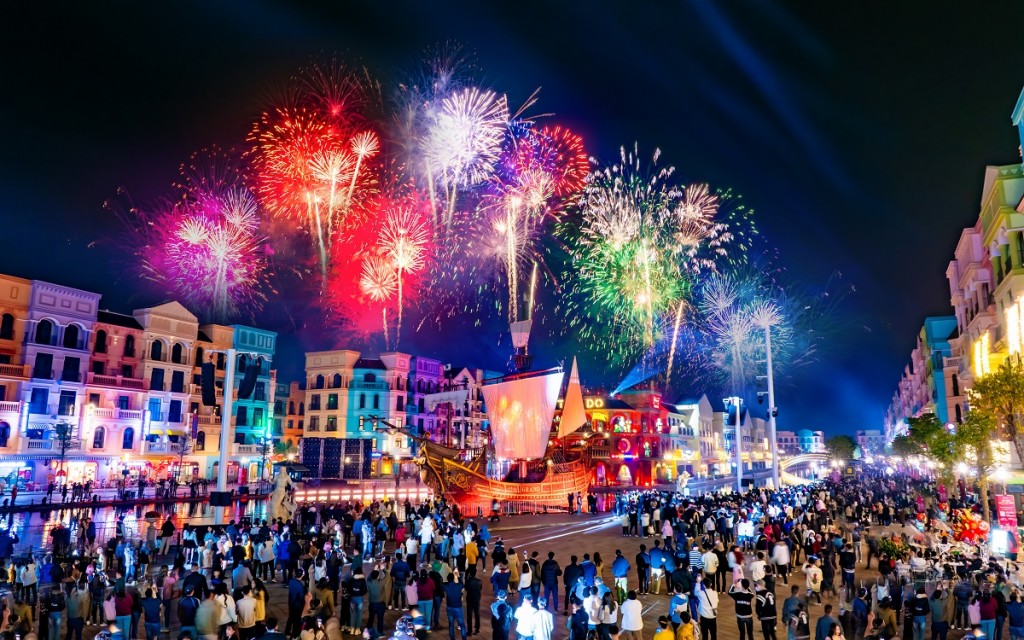 fireworks at Mega Grand World Vinhomes Ocean Park 3